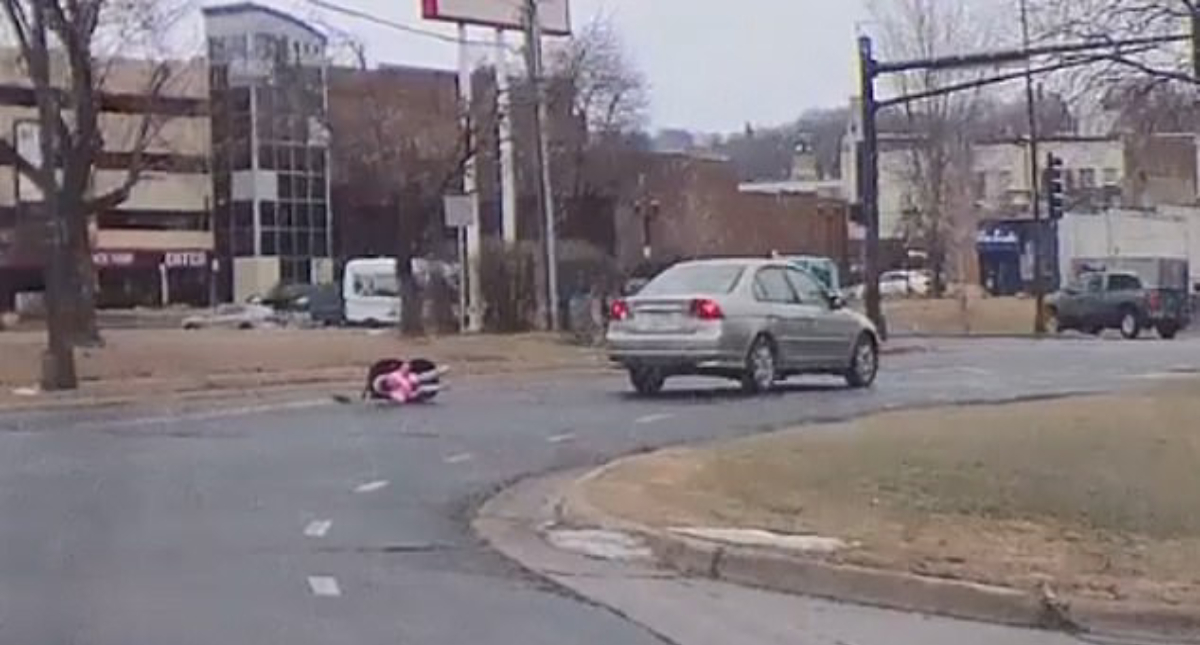 #Video Niña sale despedida de un automóvil de su madre