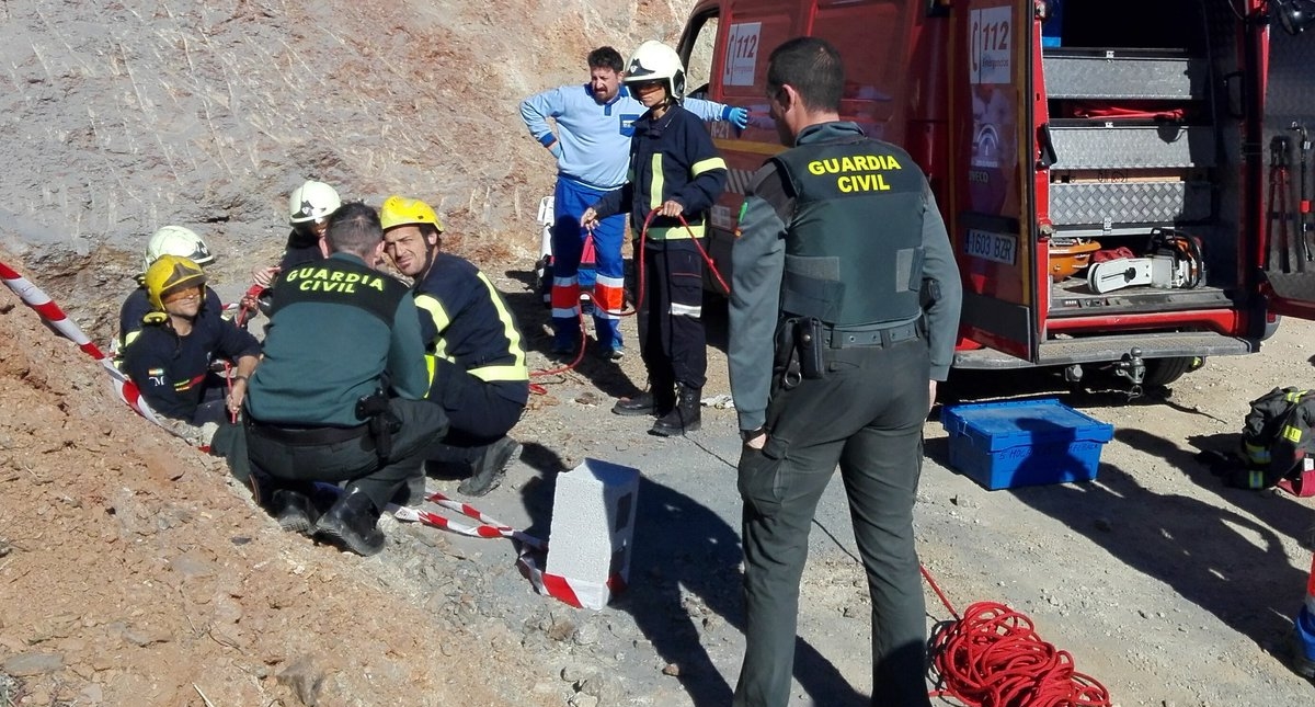 Autoridades buscan a menor que cayó a pozo en España