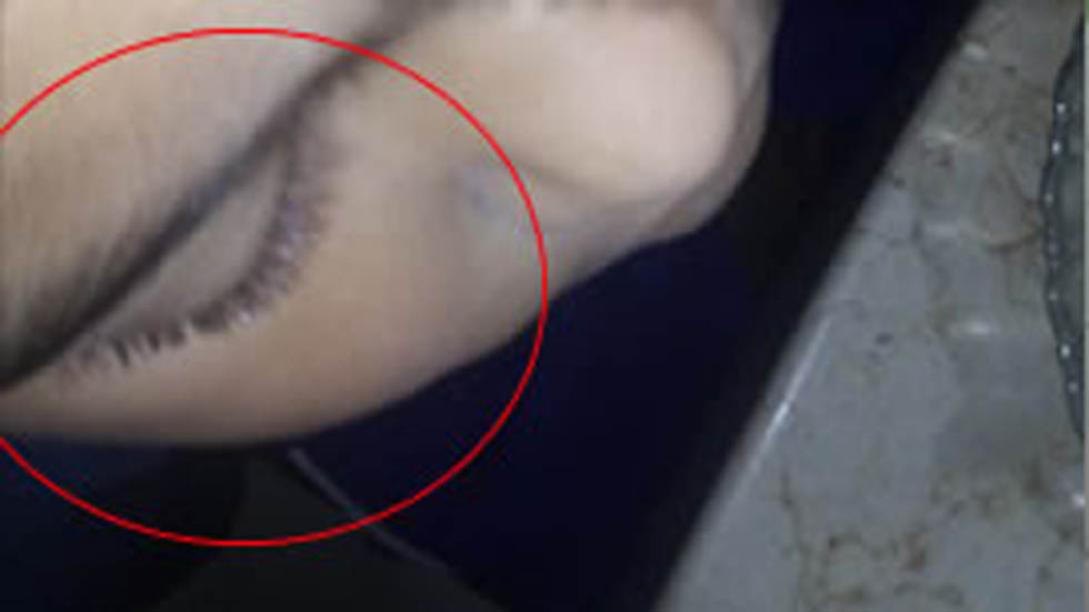 Niños someten a compañero y le cortan las pestañas en kínder