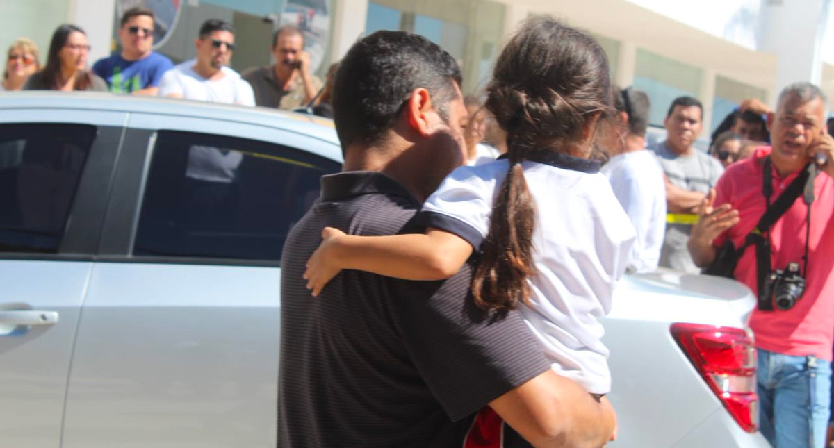 Hombre entra a colegio en Nayarit y toma a menores como rehenes