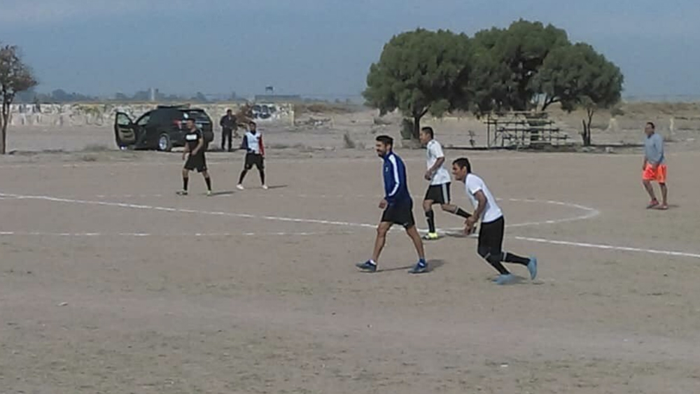 Captan a Oribe Peralta jugando una ‘cascarita’ en Coahuila