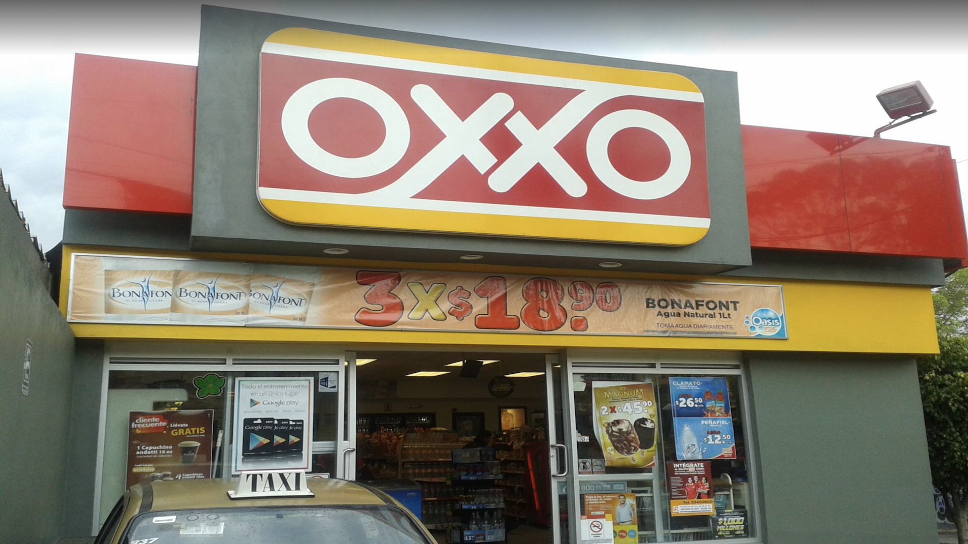 Balean a mujer policía al frustrar asalto a Oxxo