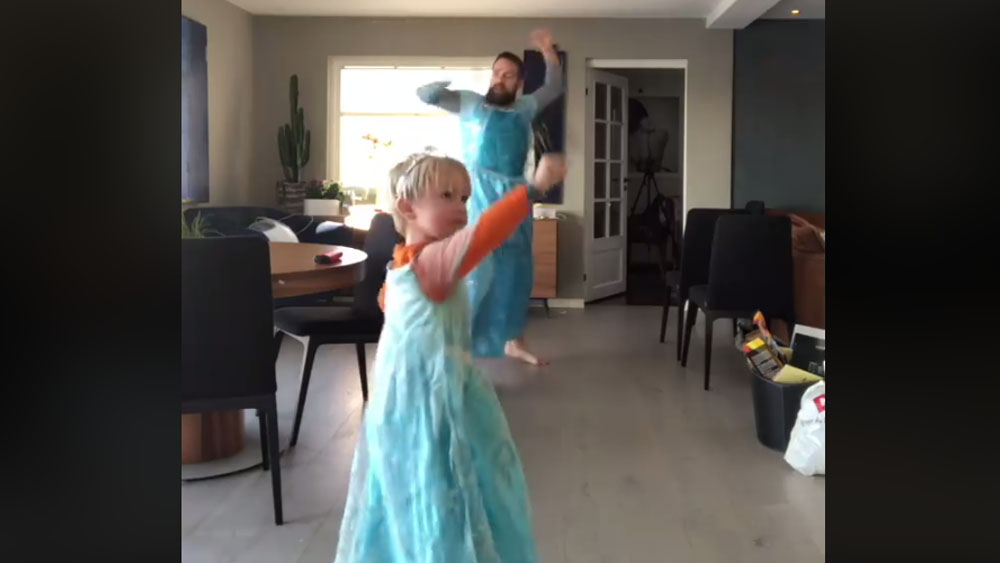 #Video Padre se disfraza de Elsa de Frozen en apoyo a su hijo