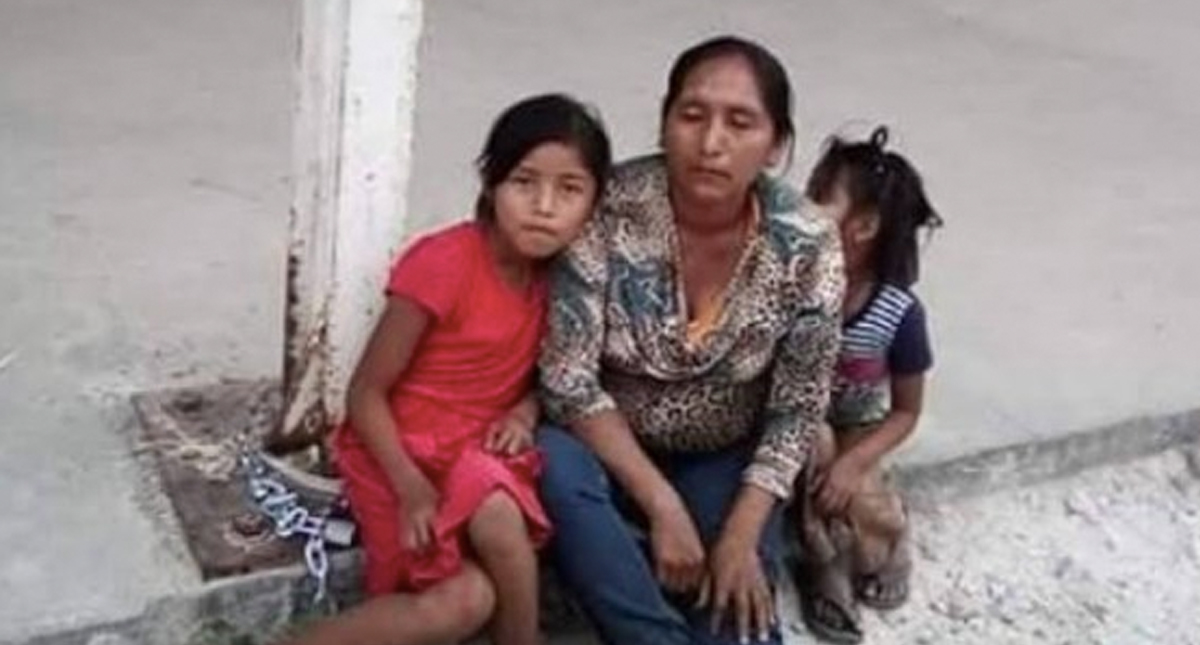 Encadenan a padres que se oponían a cierre de escuela primaria bilingüe en Michoacán