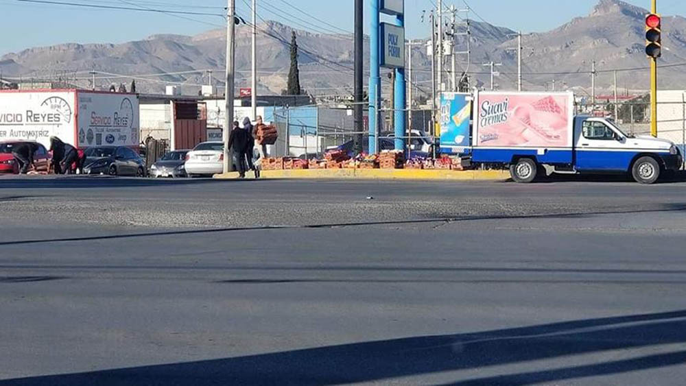 Ciudadanos auxilian a repartidor de Bimbo a recoger pan