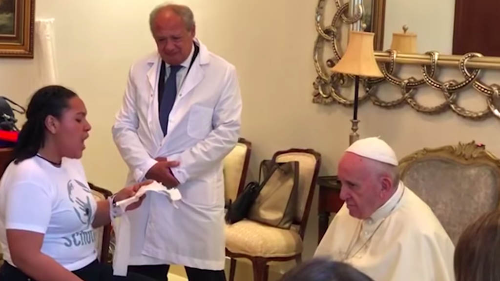 #Video Papa Francisco se conmueve con canto de joven hondureña