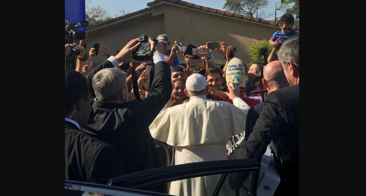 #Video Papa Francisco canta cumpleaños feliz a mujer