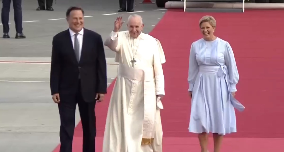 Papa Francisco llega a Panamá