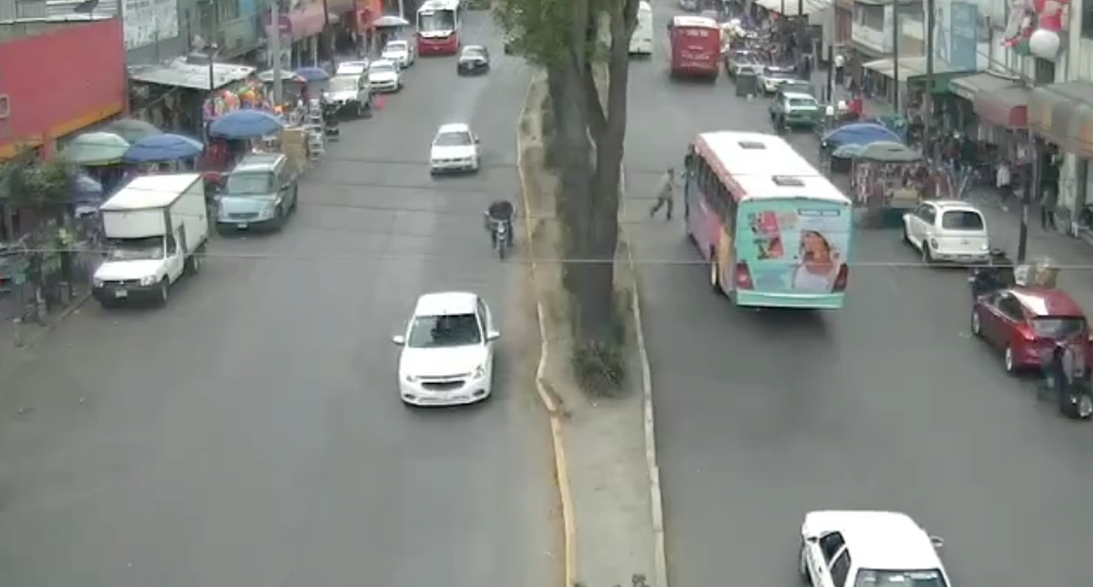 #Video Peatón cruza avenida sin precaución y camión le pasa encima