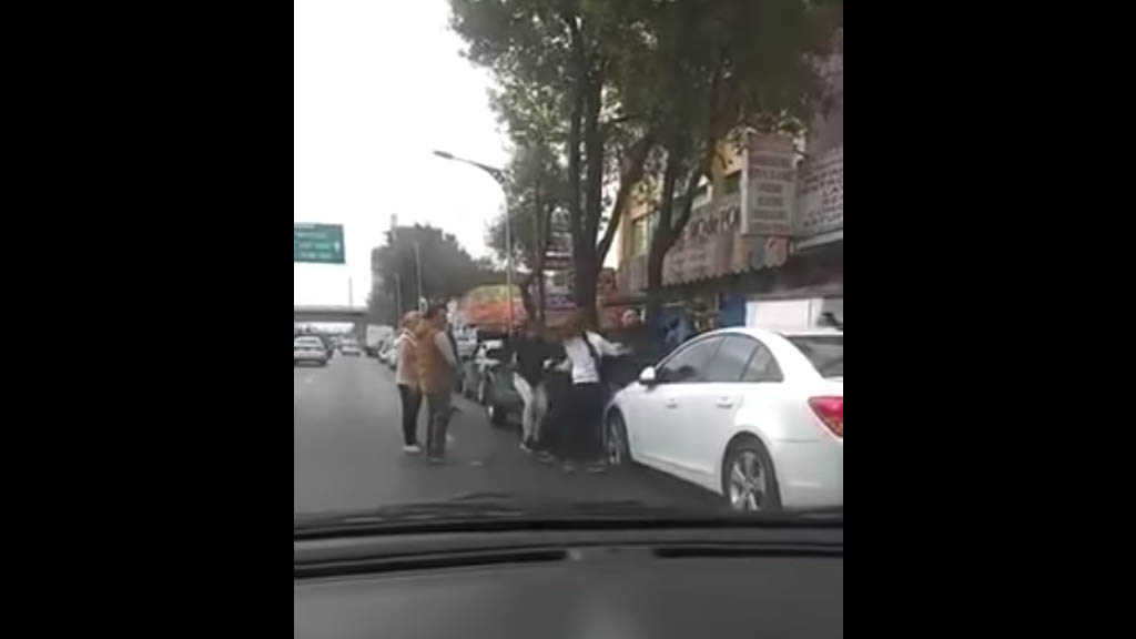 #Video Automovilistas se pelean en fila de gasolinera en Benito Juárez
