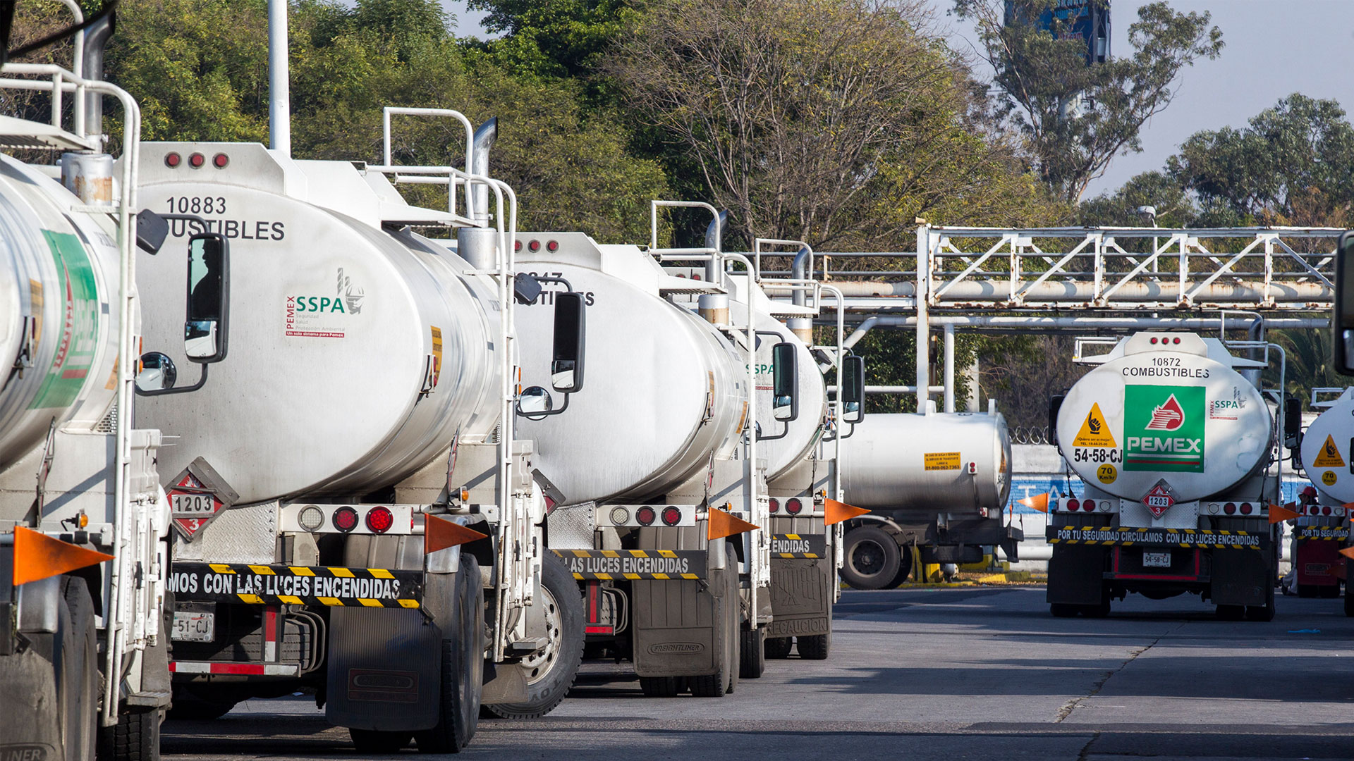 Fitch baja calificación de Pemex a BBB- con perspectiva negativa