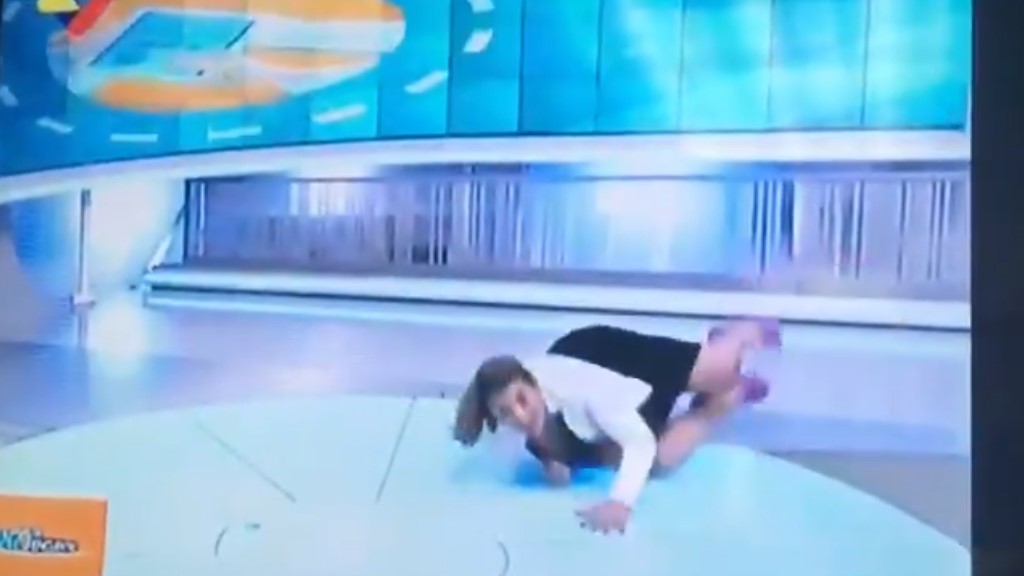 #Video Periodista venezolana cae durante transmisión en vivo