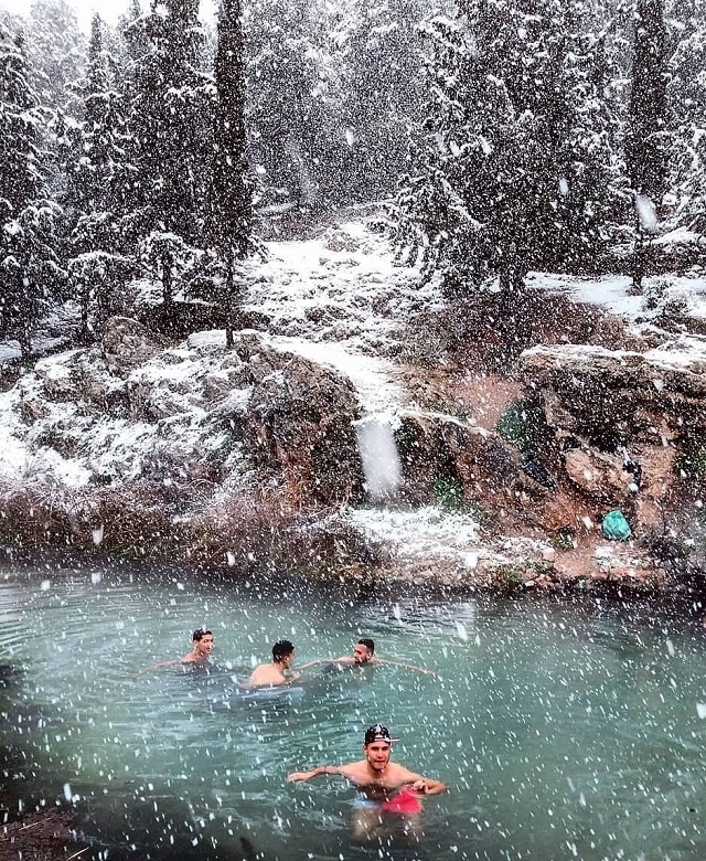 Tormenta invernal cubre de nieve Argelia - personas-nadando-en-mila
