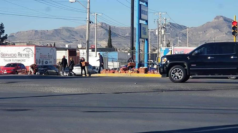 Ciudadanos auxilian a repartidor de Bimbo a recoger pan - personas-recolectando-el-pan