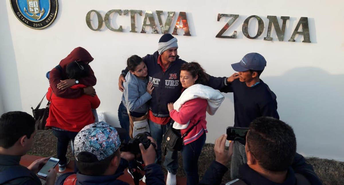 #Video Semar rescata a pescadores tras ocho días en altamar - pescadores-reunidos-con-su-familia