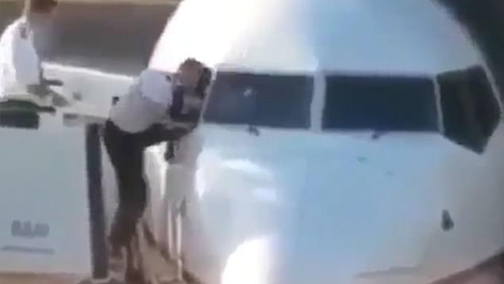 #Video Piloto intenta ingresar a avión por ventana