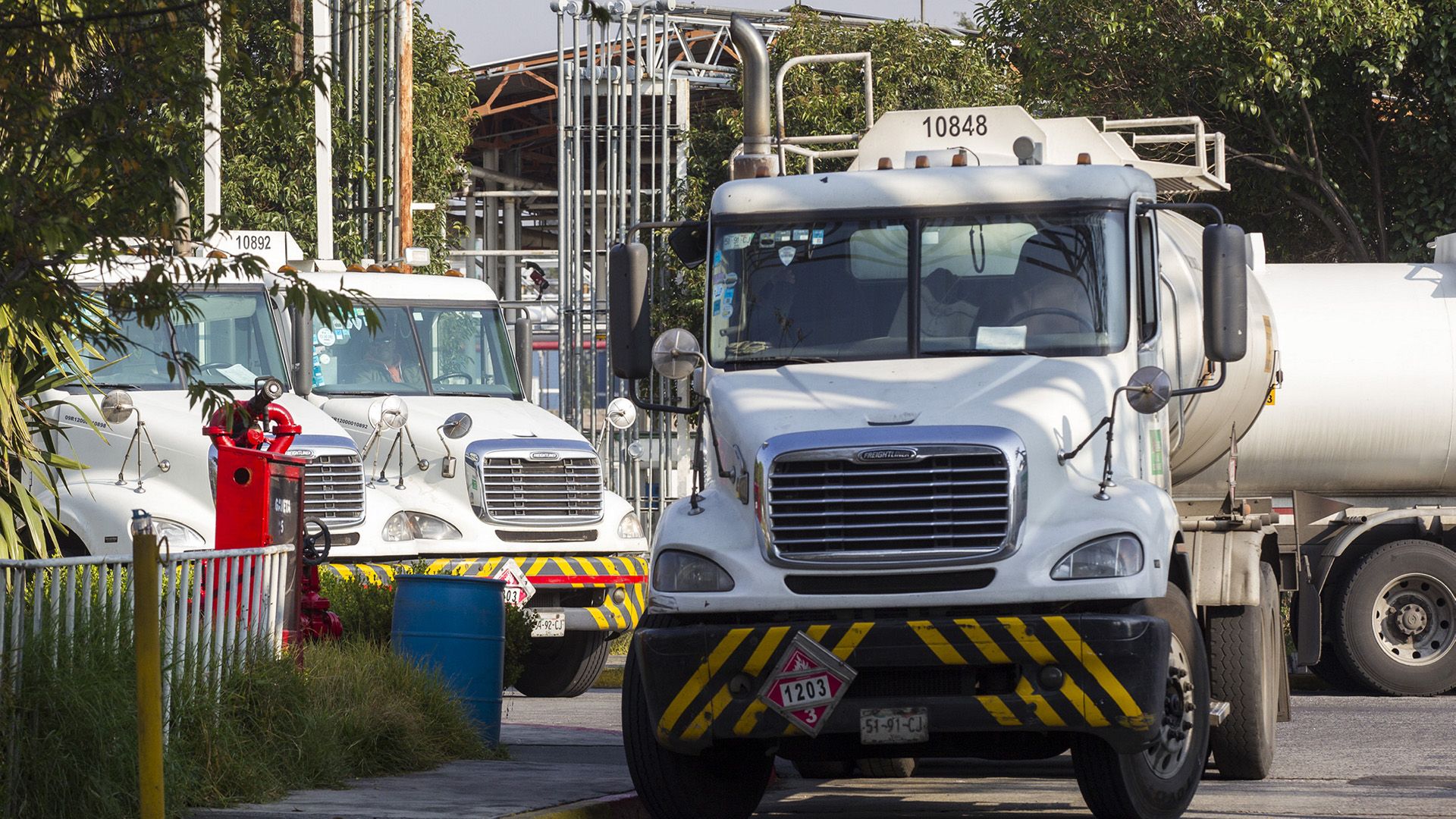 López Obrador envió a funcionarios a comprar pipas a EE.UU.