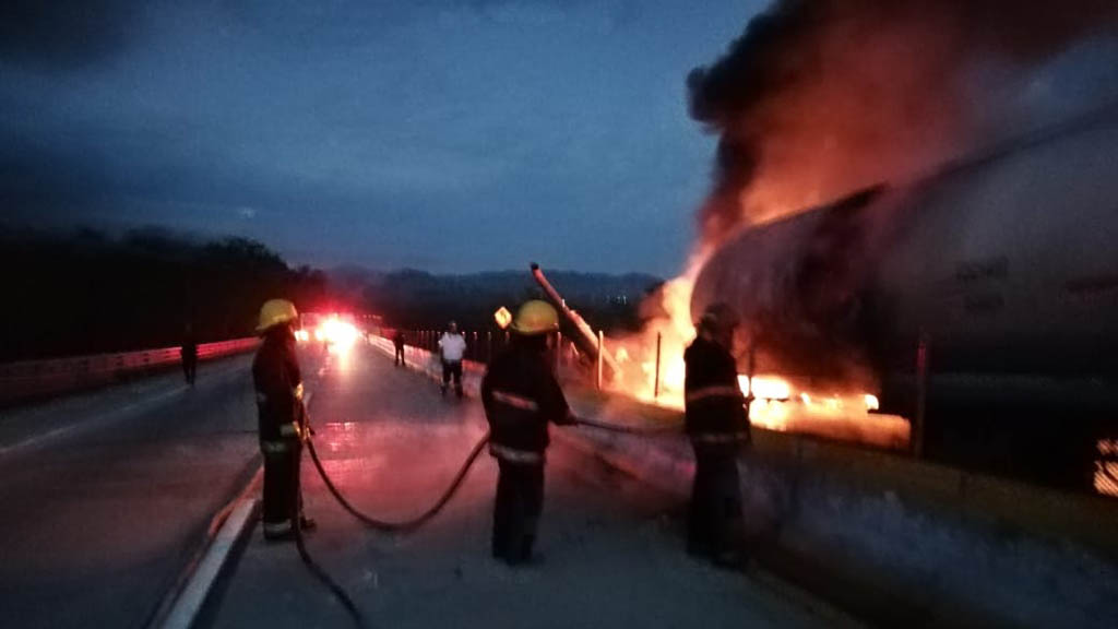 #Video Se incendia pipa cargada de gasolina en la México-Acapulco #Video Se incendia pipa cargada de gasolina en la México-Acapulco