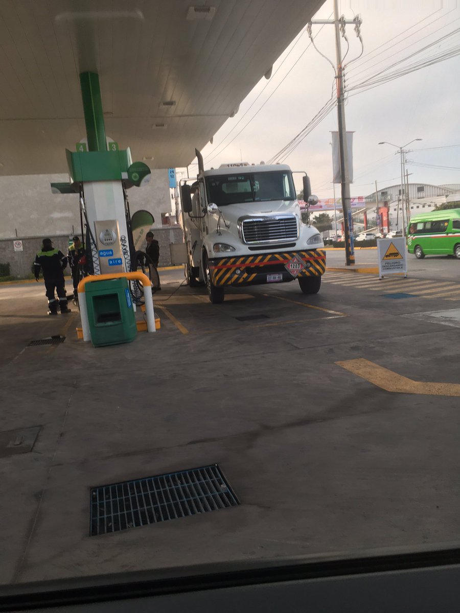 Largas filas y desabasto en gasolineras del Valle de México - pipa-llenando-tanque-tultitlan