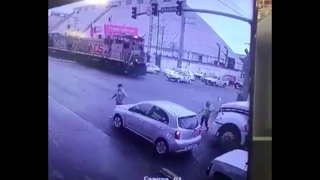 #Video Pipa arrolla a mujer de la tercera edad en Monterrey