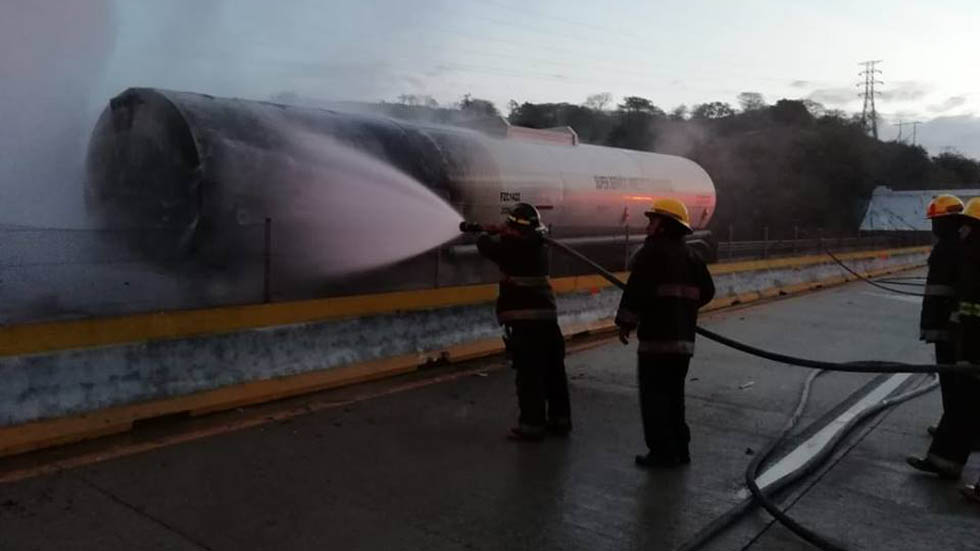 #Video Se incendia pipa cargada de gasolina en la México-Acapulco - pipa
