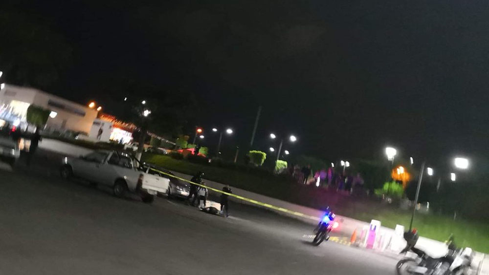 Asesinan a hombre en plaza comercial de Jalisco