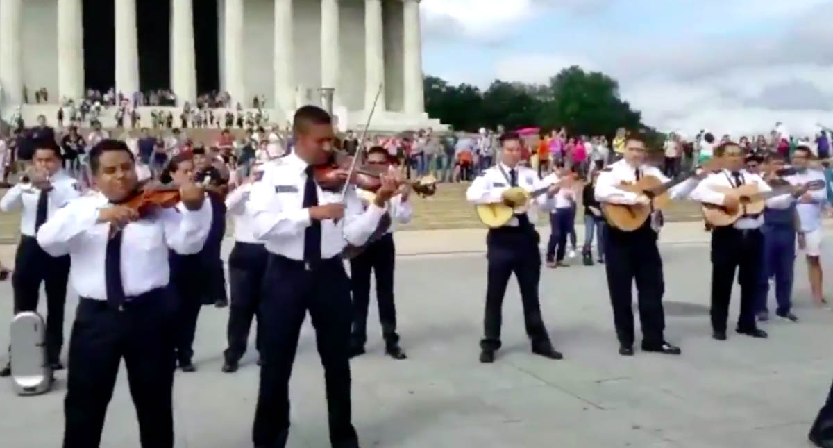Mariachi de la Policía Federal toca en Washington Mariachi de la Policía Federal toca en Washington