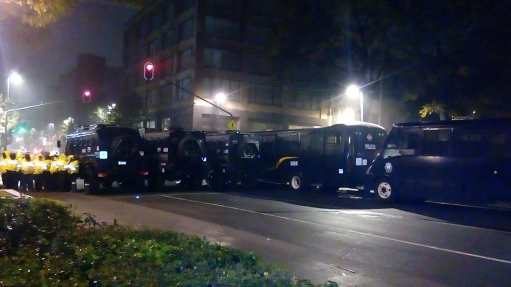 Manifestantes se enfrentan a policías afuera de la SCJN - policia-granaderos-scjn