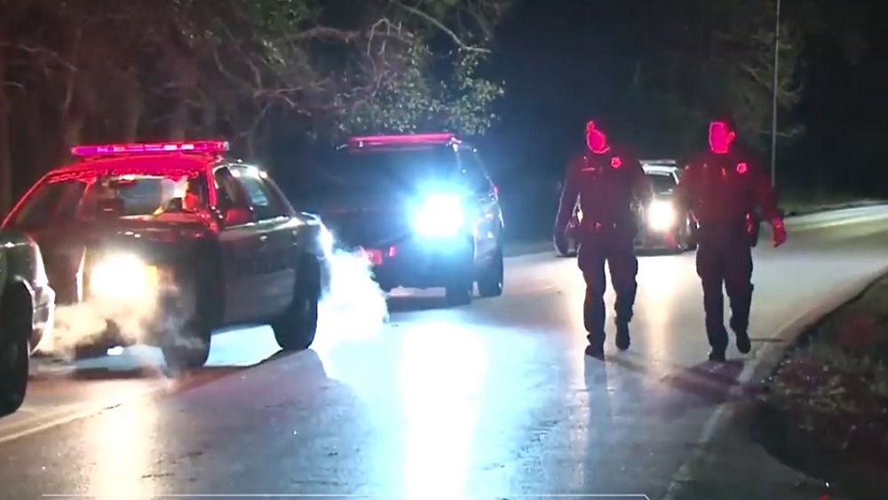 Ofrecen recompensa por conductor que atropelló a hombre en Houston - policias-arribaron-al-lugar