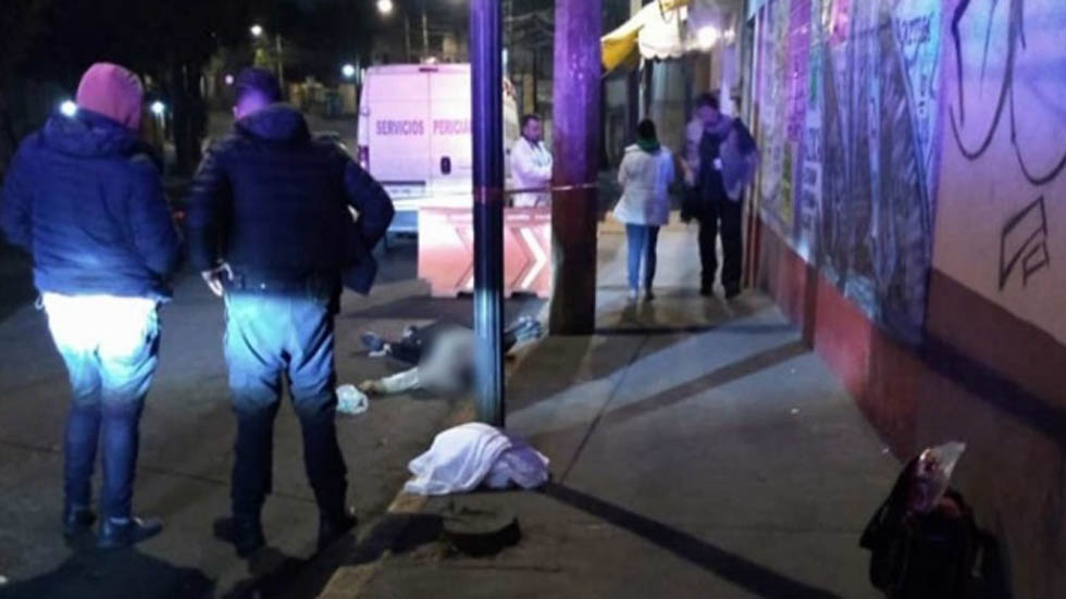 Arrojan de microbús a asaltante y muere atropellado