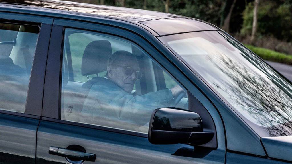 Príncipe Felipe vuelve a manejar pero sin cinturón de seguridad