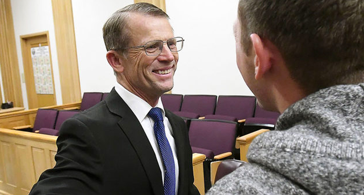 Declaran inocente a profesor que alimentó a una tortuga con cachorro