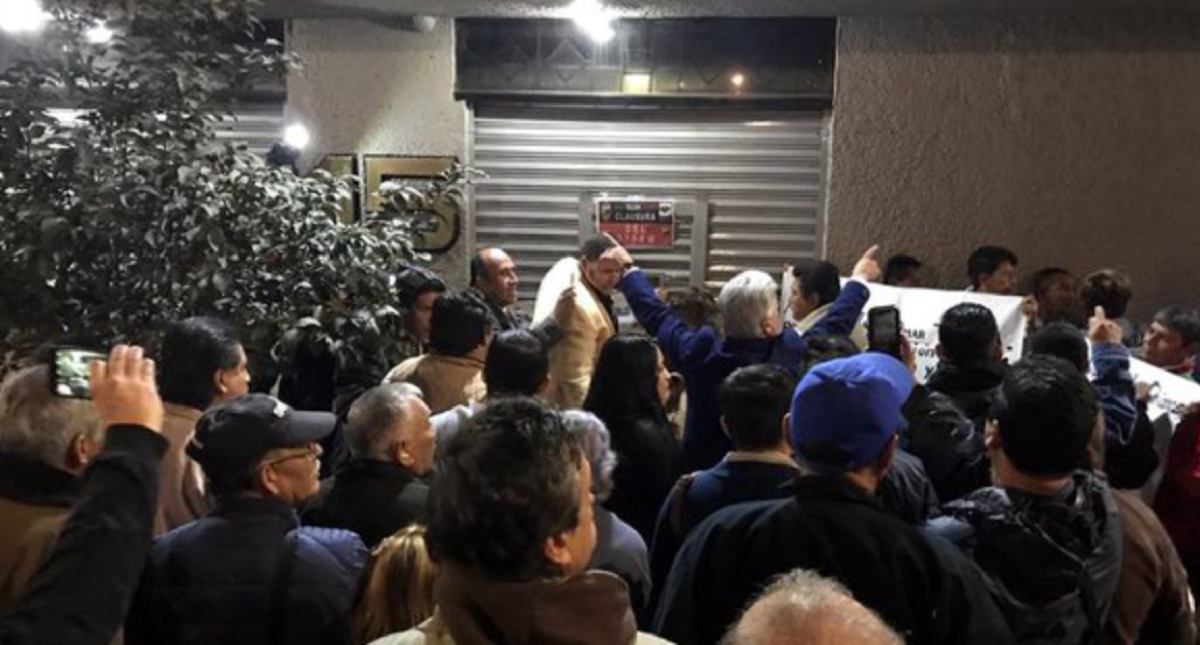 Protestan contra Romero Deschamps en sede del sindicato petrolero