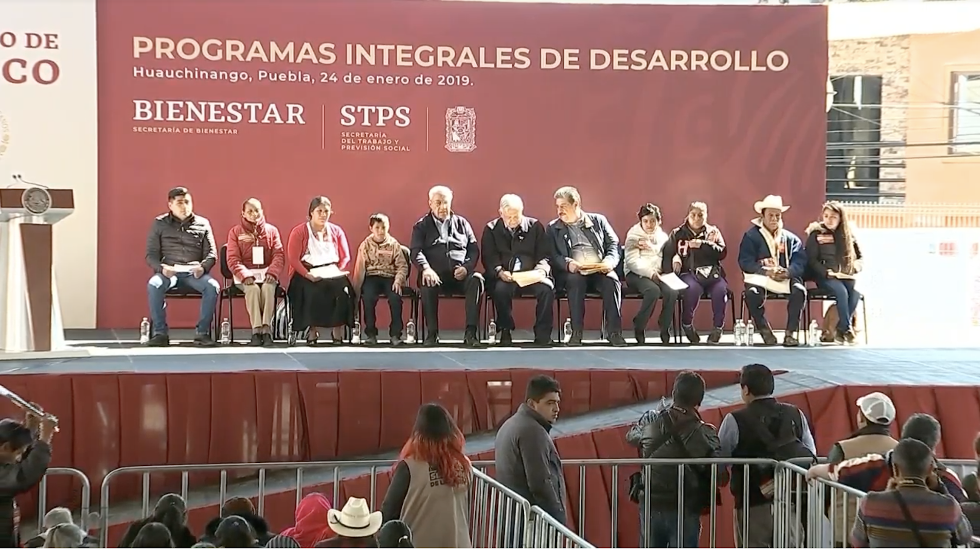López Obrador entrega programas de desarrollo desde Puebla
