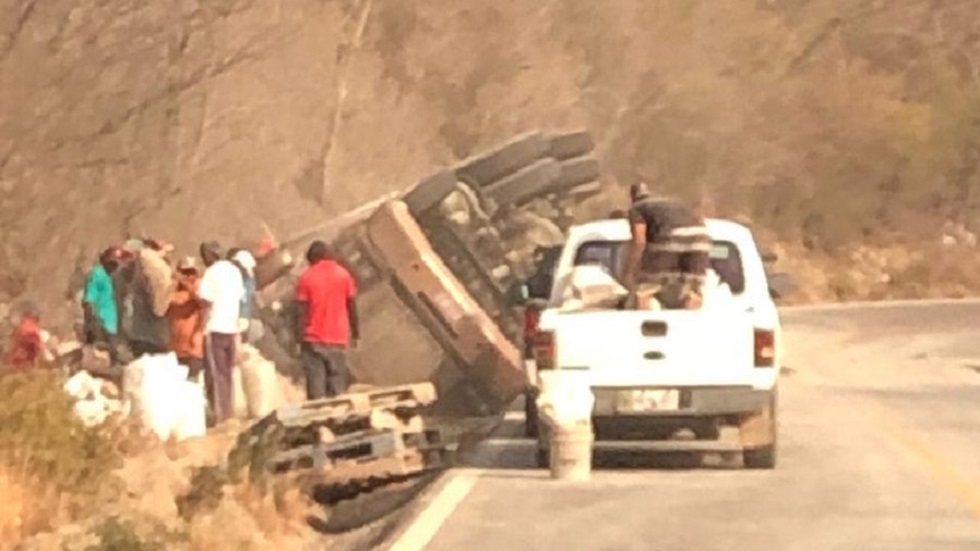 #Video Aprovechan volcadura de tráiler para robar cemento