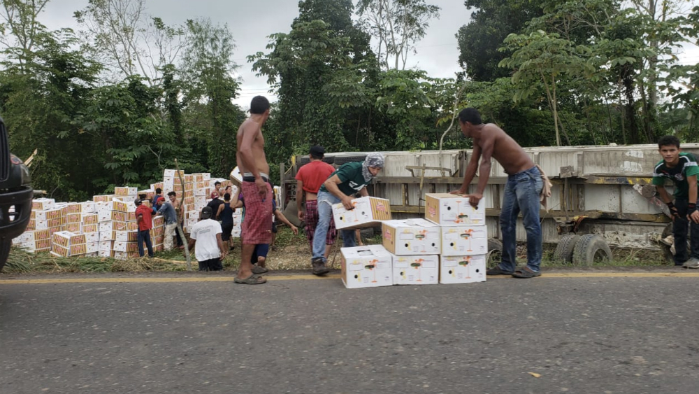 Roban mercancía tras volcadura de tráiler en Tabasco - rapina-puente-samaria-tabasco-platano-2