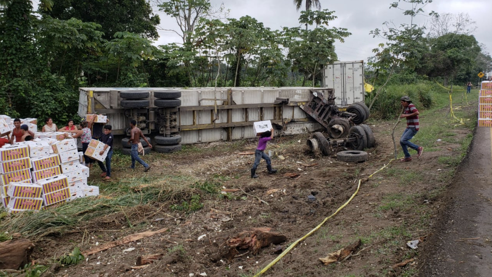 Roban mercancía tras volcadura de tráiler en Tabasco