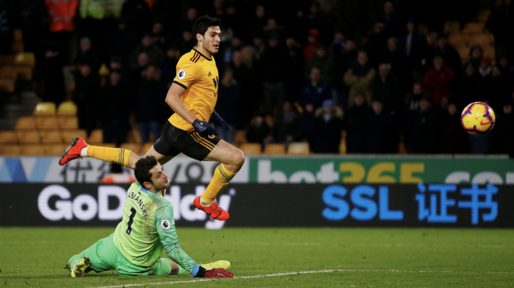 Con doblete de Raúl Jiménez, Wolverhampton doblega al West Ham