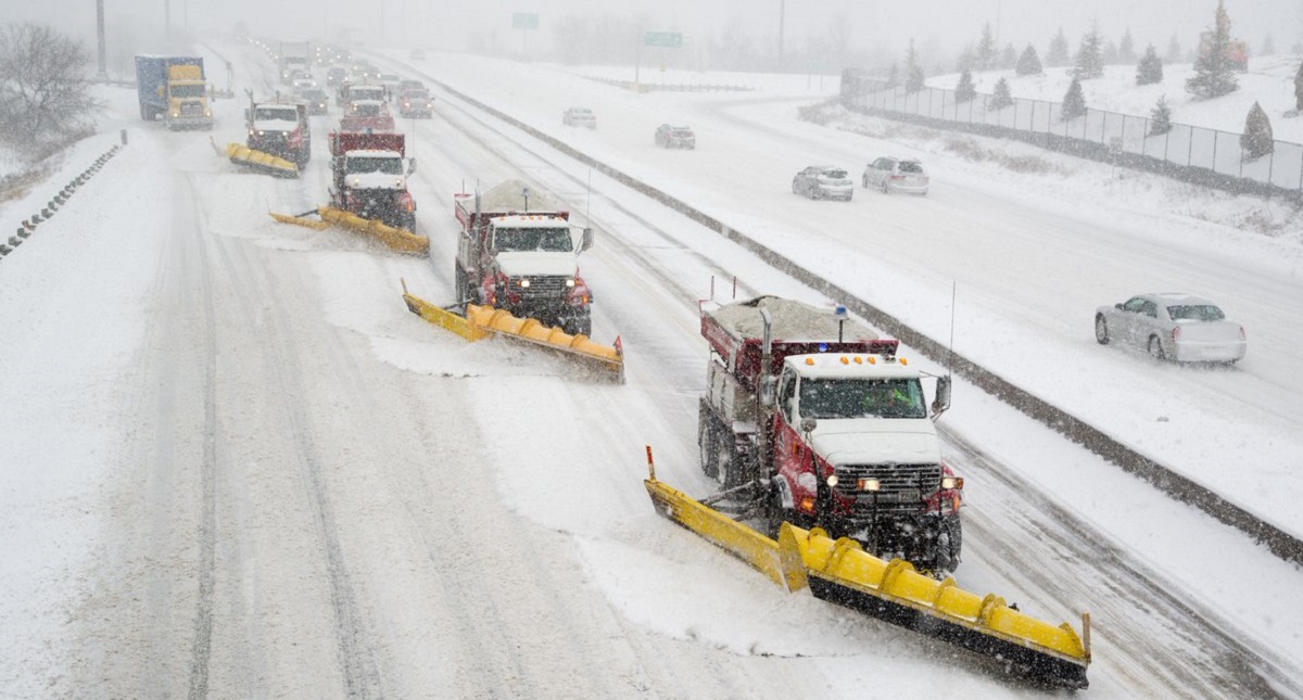 Toronto se recupera poco a poco de la mayor nevada de su historia - remocion-de-nieve-en-toronto