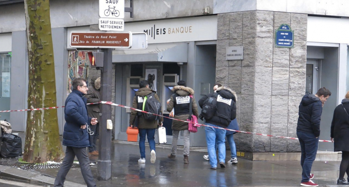 Roban banco en Campos Elíseos en París