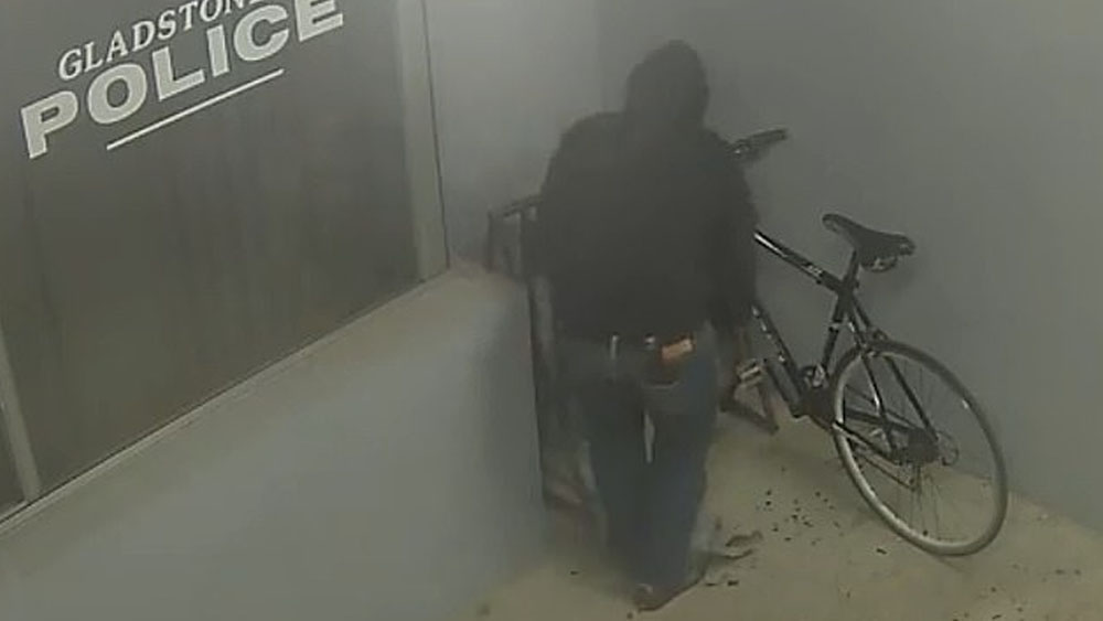 #Video Hombre intenta robar bicicleta de estación de policía #Video Hombre intenta robar bicicleta de estación de policía