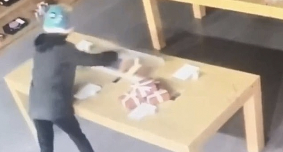 #Video Hombre rompe puerta para robar teléfonos de demostración en China