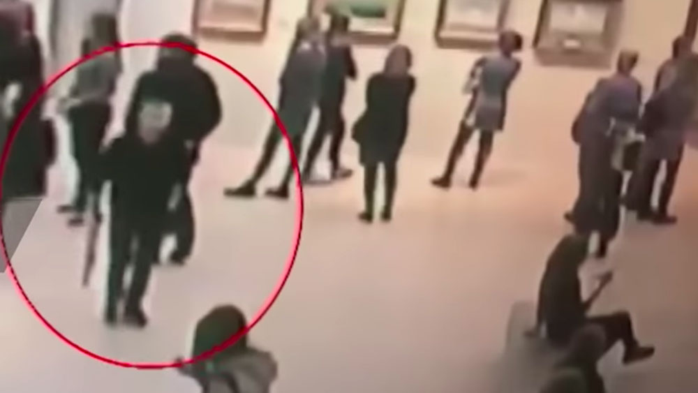 #Video Hombre roba cuadro en museo de Moscú