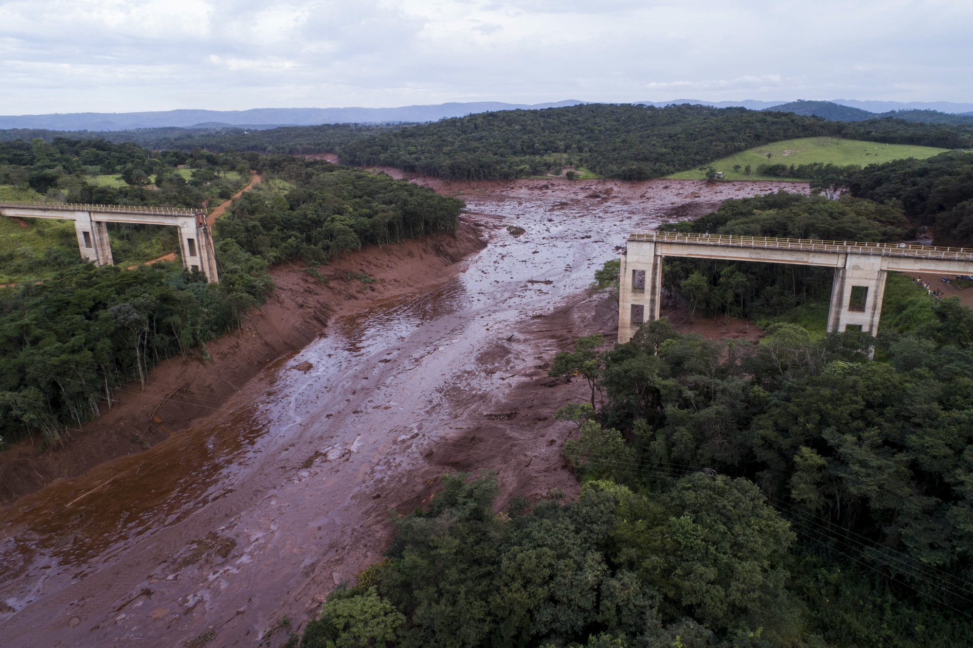 Nueve muertos y 300 desaparecidos tras colapso de presa en Brasil - rompimiento-dique-brasil2