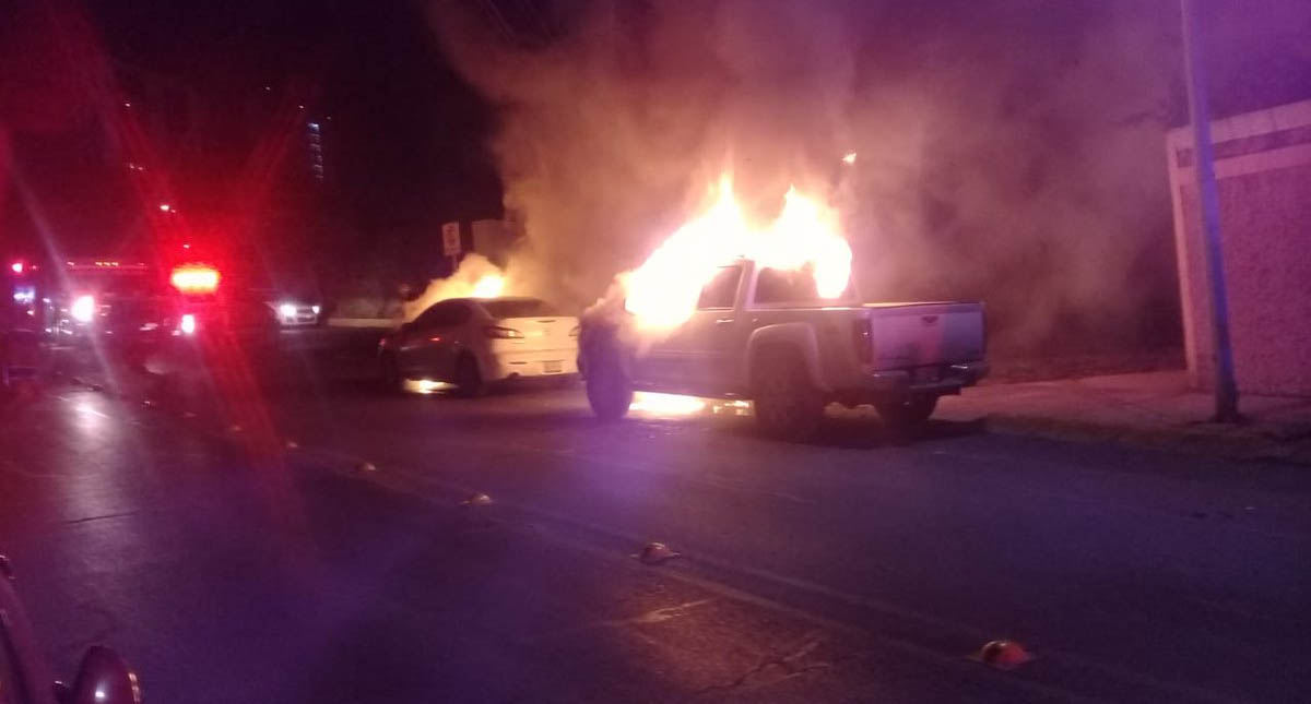 Incendian cinco vehículos en San Pedro, Nuevo León