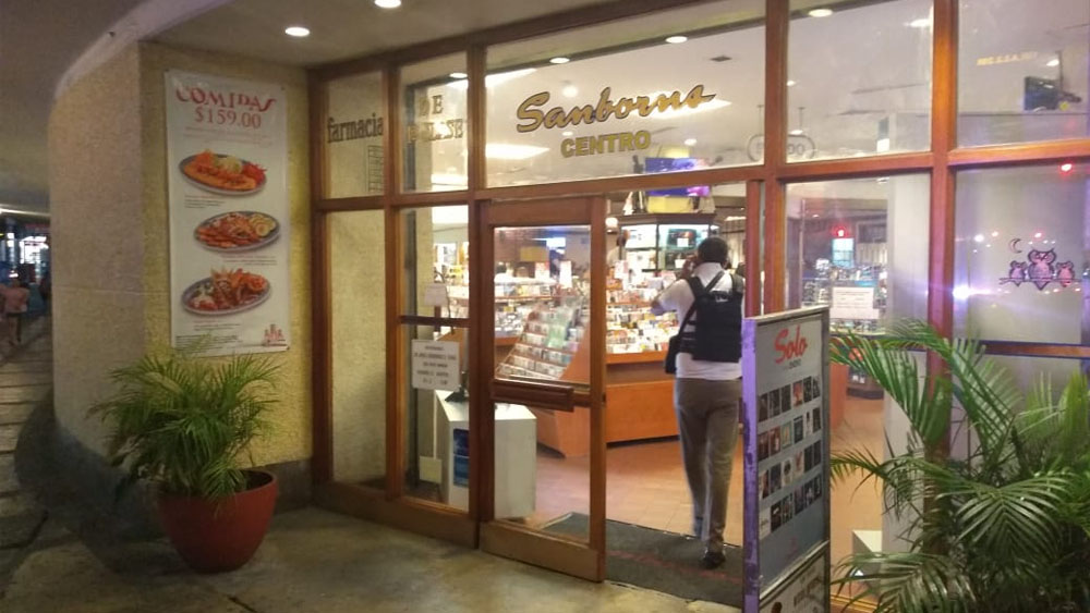 Hombres armados asaltan Sanborns en Acapulco