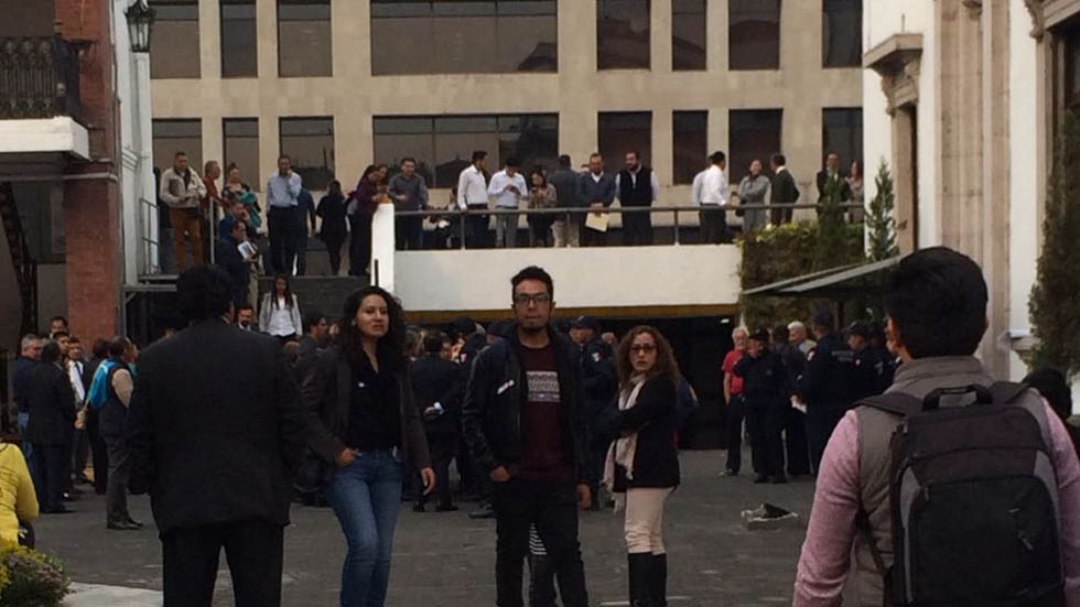 Ex funcionarios cierran la Segob en busca de audiencia - segob-manifestacion-ex-funcionarios-2