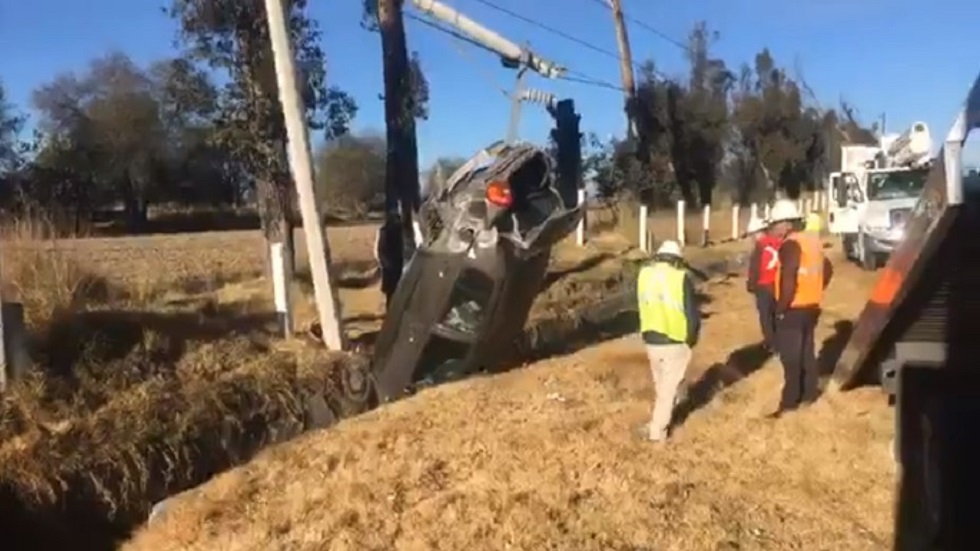 #Video Auto sale volando y termina colgando de cables de luz - servicios-de-emergencia-atendiendo-accidente-vial