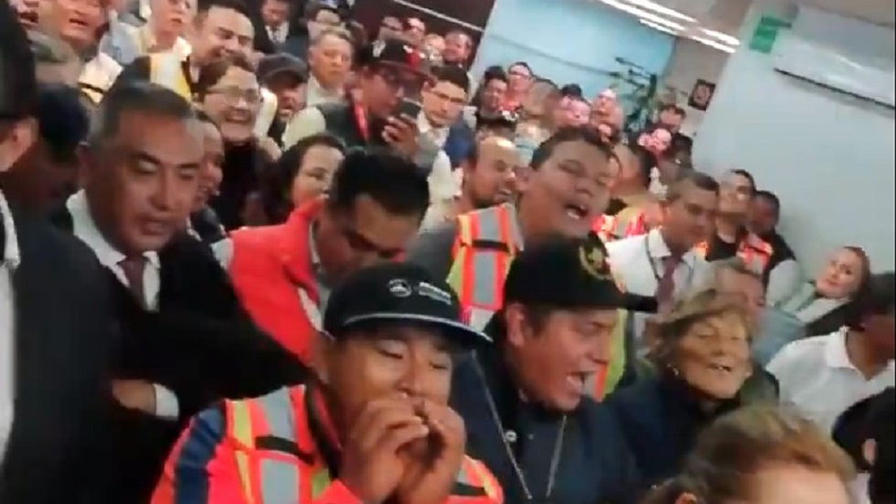 #Video Empleados se manifiestan en el AICM