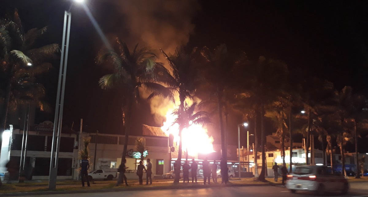 Fuerte incendio consume taquería en Boca del Río